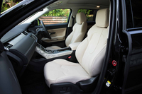 「プレステージ」のシート表皮はオックスフォード・レザーが標準。シートとインテリアの色については、全6種類の組み合わせが用意されている。
    