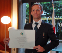 賞状を手にするクインタレッリ氏。左胸を飾るのが、今回授与された「イタリア共和国 連帯の星勲章」。日本のスポーツ界ではほかに、サッカーの元日本代表でイタリアのセリエAでも活躍した中田英寿氏が受勲している。