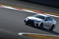 開発にあたり、世界各地のサーキットで入念な走り込みを行ったとされる「GS F」。足まわりには、専用チューンのサスペンションがおごられる。