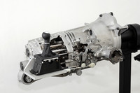 量産車では世界初となる7段MT。トップギアは主に高速巡航用で、燃費を向上させる。