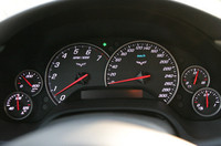 速度計のスケールは、公称最高速度と同じ300km/h。ちなみに、テストコースで「299km/h」に達した瞬間の写真が、GM社内に出回ったという逸話があるとかないとか。