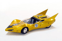 ライバルマシン「流星号」も1/18スケールで登場。アルマイト処理で着色されたイエローの輝きが印象的。3万9900円。