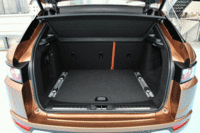 後席は6：4の分割可倒式。フロアに備わる「ラゲッジスペース・レール」はオプション。（写真をクリックすると後席が倒れる様子が見られます）