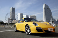 2008年モデルまでは、カレラ（3.6リッター）とカレラS（3.8リッター）でフロントマスクが異なっていたが、09年モデルより共通の顔になった。これは、3.6リッターモデルと3.8リッターモデルのエアインテークの形状が同じになったから。カレラとカレラSの外観上の違いを見つけるのは難しいが、このホイールはカレラS専用のデザイン。