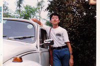 スカイライン2000GTターボのTシャツを着て得意顔の筆者中学時代。