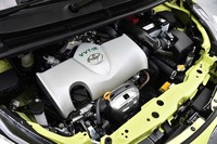 ガソリンエンジン車（FF車）に搭載されるのは、高効率がうたわれる1.5リッター直4の「2NR-FKE」エンジン。2015年3月にデビューした、最新型の「カローラ」にも搭載されている。