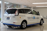 右側後部に「G」のシール。これはガソリン給油口で、反対側には「H」（水素）がある。