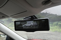 リアカメラの映像を映し出す「スマートルームミラー」。荷物や乗員にさえぎられることなく、クリアな後方視界が得られる。
    