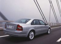 エクスクルーシブパッケージ：フルエクステリアカラーコーディネイト/プレミアムレザーコンフォートシート/電動サンブラインド（後部ドアとリアガラス）/後席ヒーター、アームレスト/専用エンブレム/サンルーフ/CDMD内蔵ラジオ/ウッド調レザーステアリングホイール/専用ホイール。なお、2.9リッター直6搭載のS80 2.9は、従来より30万円安い550.0万円。5気筒のS80 2.4はカタログから落ちた。