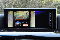 ドライバーの死角になりやすい車両周辺の様子を表示する「マルチテレインモニター」。表示の種類には、写真の「フロントビュー」に加え、車体の下の状態や、タイヤの位置、向きを確認できる「アンダーフロアビュー」も用意されている。