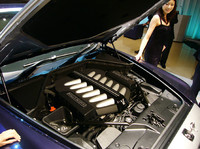 専用設計の新型V12ターボユニット。怒涛の570psを発生する。