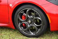 「4C」のホイールは、前後で径が異なる。セットオプションの「スポーツパッケージ」を選択したテスト車には、それぞれ標準よりも1インチ大きい、フロント18インチ（写真）、リア19インチのアロイホイールが装着されていた。
    