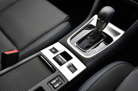 
    「レヴォーグ」のトランスミッションはCVTのみ。パーキングブレーキは全車電動式となる。
    