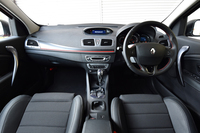 ダッシュボード上を横方向に走る赤いラインが目を引く。ステアリングにも赤いステッチが施されている。