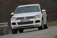 【スペック】V8 TDI：全長×全幅×全高＝4795×1940×1732mm／ホイールベース＝2893mm／車重＝2297kg／駆動方式＝4WD／4.2リッターV8DOHC32バルブディーゼル（340ps/4000rpm、81.6kgm/1750-2750rpm）（欧州仕様車）
