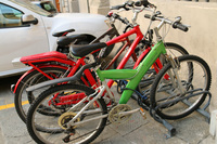 2001年にエッソのポイント景品だったピニンファリーナデザインのマウンテンバイク（写真手前）。