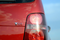 リアの「TSI」バッジ。トレンドラインは「I」のみが、ハイラインは「SI」の二文字が赤く塗られる。