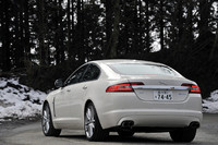 4本出しの「クワッドエグゾーストパイプフィニッシャー」や、大径20インチの専用アロイホイールが外観上の特徴となる。