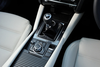 今回の改良では、電動パーキングブレーキやカーナビなどを操作するダイヤル式のコントローラーが新たに採用された。