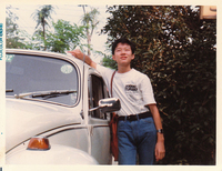 買ったばかりの「スカイライン2000GTターボ」Tシャツを着て得意気な中学2年の筆者。1980年。