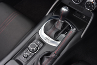 6段AT仕様にはマツダ内製の「スカイアクティブドライブ」ではなく、アイシン・エィ・ダブリュ製のトランスミッションを搭載している。
    