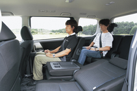 モデルの身長は前が171cmで後が173cm。ヴォクシーは2列目シートに余裕を持たせると、3列目の足下には必要最小限の空間しか残らなかった。