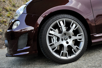 ホイールも専用品。デザインはマセラティのエンブレムであるトライデント（三叉の銛＜さんさのもり＞）をモチーフとしたもの。タイヤサイズは前後とも205/40R17。