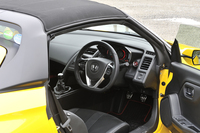 ゴーカートをイメージし、「非日常の運転感覚」を追求したというコックピット。
    