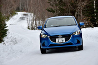 アップダウンのある周回コース（融雪路）を行く4WDの「デミオ」。この日は路面のところどころにアイスバーンが顔を出していたが、安定した走りに終始した。