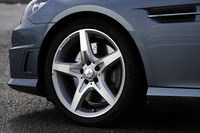 AMGスポーツパッケージを選択すると、18インチのAMG5スポークアルミホイールが装着される。タイヤサイズは、フロントが225/40R18、リアは245/35R18。テスト車は、さっそくコンチ・スポーツ・コンタクト5を履いていた。