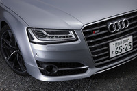 フロントまわりは、マットブラック仕上げのハニカムグリルが特徴。対向車や先行車を感知して最適な配光を実現する「マトリクスLEDヘッドランプ」が標準で備わる。