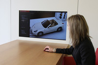 「アトリエ」の秘密兵器である最新のシミュレーション・システム。シートひとつとっても、表皮の材質およびカラーからパイピングのカラー、ステッチのカラーまで、数多くの組み合わせを試すことが可能。クルマ全体となると、それこそ気が遠くなるほどのバリエーションが存在することになる。