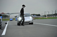 直進する「リーフ」の前にいきなり人影（人形）が！　もはやブレーキをかけて衝突を回避している余裕はない。