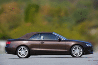 資料によると開けるときは15秒、閉めるときは17秒で仕事を終える電動ソフトトップを装備。手動でロックする必要のないフルオート式。車重はクーペから200kg増えて1.9トンを超えた。ホイールはカブリオレ専用デザインとなっている。
	（写真をクリックするとルーフの開閉シーンが見られます）