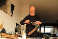 ジュネーブで美濃和紙を用いたペーパークラフトを制作するジャン・フィルテールさん（70歳）。アトリエ兼住居の窓には障子を据え付けている。