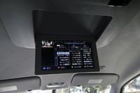 オプションの後席エンターテインメントシステム。液晶モニターは先代モデルより2インチ大きな11インチとなり（面積比で約1.6倍）、3列目からも視認しやすくなった。