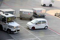 チューリッヒ空港で。コンテナ運搬車と一緒にいるのは「ダイハツ・クオーレ（日本名：ミラ）」。