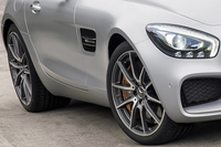 タイヤサイズは「GT」が前＝255/35R19、後ろ＝295/35R19、「GT S」が前＝265/35R19、後ろ＝295/30R20の組み合わせとなる。
    