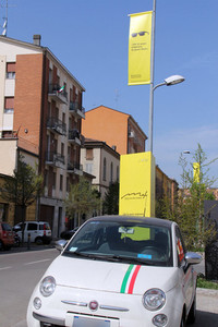 正門前にて。路上駐車許可証からして地元のクルマとみたが、エンスージアスティックなムードの盛り上げに一役買っている。