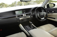 目指したのは、心地良い包まれ感のある室内。インパネは「ワイド感」を、センターコンソールとドアトリムは乗員をしっかり支えてくれるような「安心感」をそれぞれ演出したという。