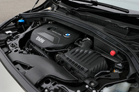 【スペック】BMW 218iアクティブツアラー ラグジュアリー：ボディーサイズ＝全長×全幅×全高＝4350×1800×1550mm／ホイールベース＝2495mm／車重＝1490kg／駆動方式＝FF／エンジン＝1.5リッター直3 DOHC 12バルブ ターボ（136ps/4400rpm、22.4kgm/1250-4300rpm）