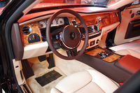 運転席まわりの様子。今回のマイナーチェンジでシートの形状が変更されている。
    