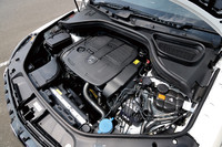 新世代の3.5リッターV6直噴ガソリンエンジンは、従来のものより34psアップの306psの最高出力を発生。ほかに、258psの3リッターV6直噴ディーゼルターボ、524psの5.5リッターV8ツインターボもカタログに名を連ねる。