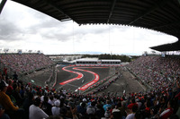メキシコGPの舞台は、GPが行われるサーキットで一番の高地（標高2300m）にあるエルマノス・ロドリゲス。ヘルマン・ティルケにより改修されたコースの目玉のひとつ、スタジアムセクション（写真）は連日多くの観客で埋め尽くされた。写真奥には特徴的な表彰台も見える。（Photo=Mercedes）