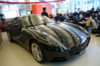 記者会見は、「612スカリエッティ」が鎮座するコーンズ・アンド・カンパニー・リミテッド本社で行われた。