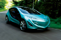 2009年の東京モーターショーで発表されたコンセプトカー「清（きよら）」。当時は「SKYACTIV（スカイアクティブ）」という名称はまだなく、今日に続く直噴ガソリンエンジンやクリーンディーゼルエンジンなどの技術は、「SKY（スカイ）コンセプト」という総称で紹介されていた。
    