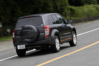 日本におけるエスクードのラインナップは、2.4リッター直4搭載の2.4XE（5MTが194万2500円、4ATが204万7500円）、2.4XG（5MTが208万9500円、4ATが219万4500円）、そして3.2リッターV6搭載の3.2XS（5ATのみで262万5000円）の3グレードとなる。