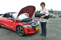 「ホンダS660」は、タルガトップのオープンカー。脱着式のルーフ（重量約8kg）は、写真のように丸めてフロントの専用ケースに収納する。
    