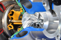 ターボのコンプレッサーはアルミ製。その表面には、切削加工で生じた無数のミゾが確認できる。