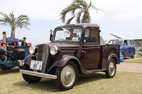 この日の最古参、唯一の戦前生まれである1937年式「ダットサン17型トラック」。基本構造を共有するセダンやクーペなどより、トラックはさらにおもちゃっぽく見える。エンジンはサイドバルブ722cc直4。ナンバーの「三」とは三重県のこと。